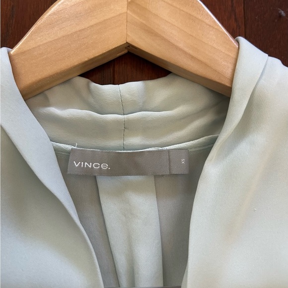 $275 retail VINCE SLEEVELESS DRAPE NECK BLOUSE 100% silk pastel green XS vneck - Picture 4 of 9